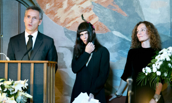 BARNA: Jens, Nini og Camilla er barn av Thorvald Stoltenberg og Karin. Her er de fotografert i hennes bisettelse i Vestre gravlunds nye kapell i 2012. Foto: NTB scanpix BARNA: Jens, Nini og Camilla er barn av Thorvald Stoltenberg og Karin. Her er de fotografert i hennes bisettelse i Vestre gravlunds nye kapell i 2012. Foto: NTB scanpix